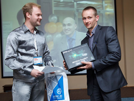 Павел Шашок (справа) получает приз
